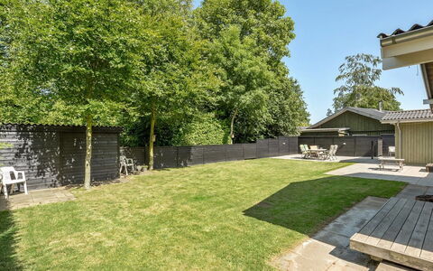 Eriksine - 150M from the Sea: Struik, Tuin, Schaduw, Gazon, Huis, Groundcover, Backyard, Landscaping, Werf, Gang