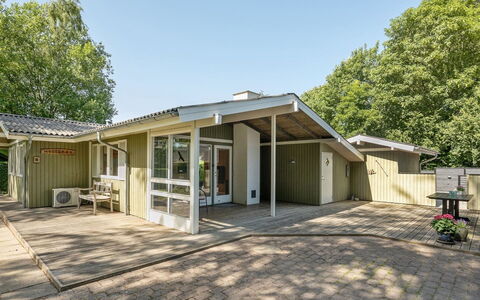 Eriksine - 150M from the Sea: Blauw, Struik, Verblijf, Groundcover, Tuin, Landgoed, Schaduw, Landscaping, Boerderij, Eco Hotel