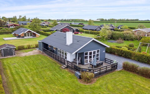 Elvina - 200M from the Sea: Blauw, Struik, Verblijf, Groundcover, Tuin, Landgoed, Schaduw, Landscaping, Boerderij, Eco Hotel