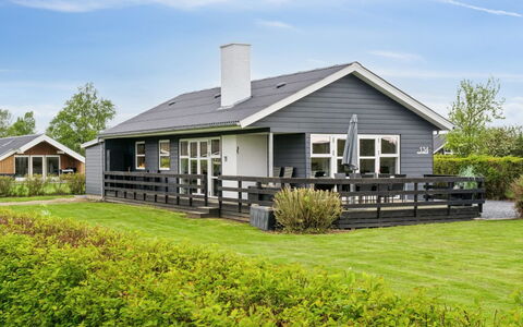 Elvina - 200M from the Sea: Blauw, Struik, Verblijf, Groundcover, Tuin, Landgoed, Schaduw, Landscaping, Boerderij, Eco Hotel