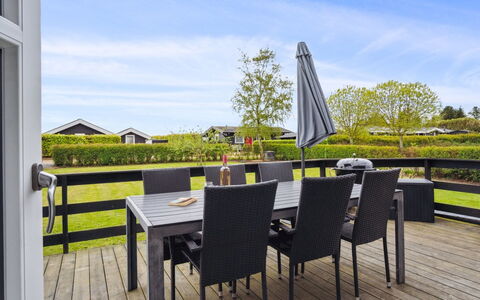 Elvina - 200M from the Sea: Blauw, Struik, Verblijf, Groundcover, Tuin, Landgoed, Schaduw, Landscaping, Boerderij, Eco Hotel