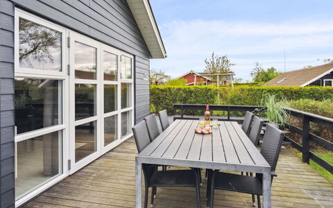 Elvina - 200M from the Sea: Blauw, Struik, Verblijf, Groundcover, Tuin, Landgoed, Schaduw, Landscaping, Boerderij, Eco Hotel