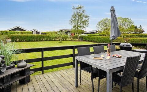 Elvina - 200M from the Sea: Blauw, Struik, Verblijf, Groundcover, Tuin, Landgoed, Schaduw, Landscaping, Boerderij, Eco Hotel