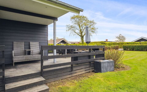 Elvina - 200M from the Sea: Blauw, Struik, Verblijf, Groundcover, Tuin, Landgoed, Schaduw, Landscaping, Boerderij, Eco Hotel