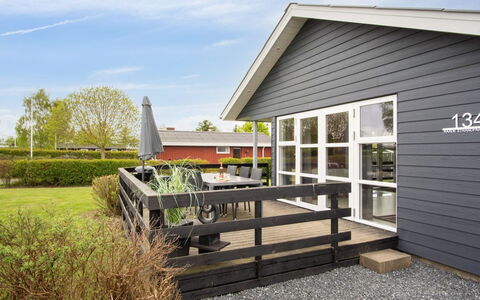 Elvina - 200M from the Sea: Blauw, Struik, Verblijf, Groundcover, Tuin, Landgoed, Schaduw, Landscaping, Boerderij, Eco Hotel