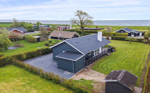 Elvina - 200M from the Sea: Blauw, Struik, Verblijf, Groundcover, Tuin, Landgoed, Schaduw, Landscaping, Boerderij, Eco Hotel