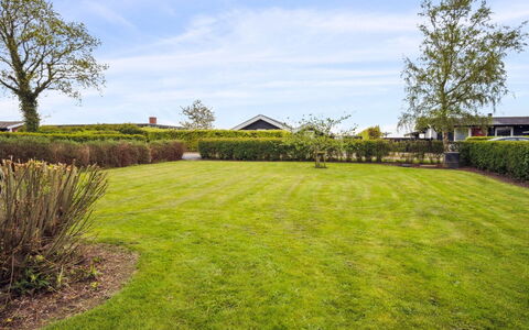 Elvina - 200M from the Sea: Blauw, Struik, Verblijf, Groundcover, Tuin, Landgoed, Schaduw, Landscaping, Boerderij, Eco Hotel