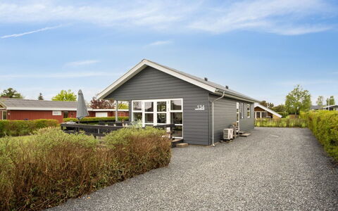 Elvina - 200M from the Sea: Blauw, Struik, Verblijf, Groundcover, Tuin, Landgoed, Schaduw, Landscaping, Boerderij, Eco Hotel