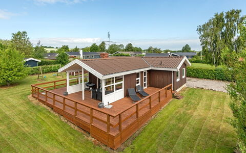 Ellyn - 500M from the Sea: Blauw, Struik, Verblijf, Groundcover, Tuin, Landgoed, Schaduw, Landscaping, Boerderij, Eco Hotel