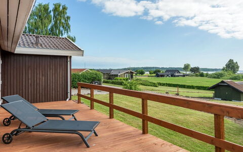 Ellyn - 500M from the Sea: Blauw, Struik, Verblijf, Groundcover, Tuin, Landgoed, Schaduw, Landscaping, Boerderij, Eco Hotel