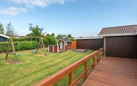 Ellyn - 500M from the Sea: Blauw, Struik, Verblijf, Groundcover, Tuin, Landgoed, Schaduw, Landscaping, Boerderij, Eco Hotel