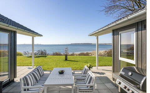 Lander - 20M from the Sea: Dak, Huis, Huis, Verblijf, Siding, Landgoed, Oprit, Garden Gebouwen, Werf, Schuur