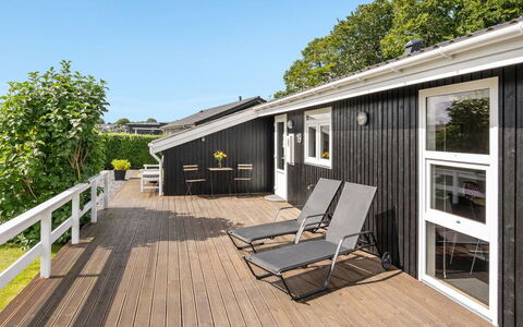 Darja - 300M from the Sea: Dak, Huis, Land Lot, Huis, Verblijf, Landgoed, Garden Gebouwen, Schaduw, Blokhut, Landscaping
