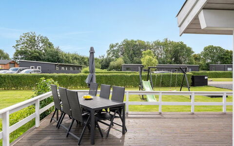 Darja - 300M from the Sea: Dak, Huis, Land Lot, Huis, Verblijf, Landgoed, Garden Gebouwen, Schaduw, Blokhut, Landscaping