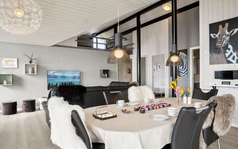 Sylvana - 400M from the Sea: Appartement, Schaduw, Balkon, Stoel, Hek, Buitenmeubels, Aluminium, Kunstgras