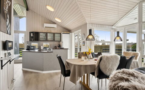 Sylvana - 400M from the Sea: Appartement, Schaduw, Balkon, Stoel, Hek, Buitenmeubels, Aluminium, Kunstgras