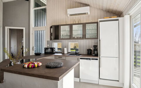 Sylvana - 400M from the Sea: Appartement, Schaduw, Balkon, Stoel, Hek, Buitenmeubels, Aluminium, Kunstgras