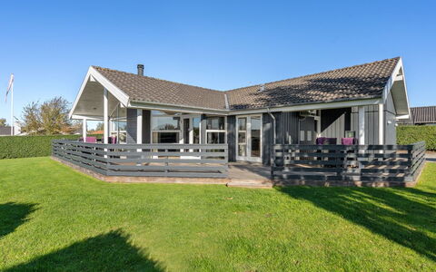 Sylvana - 400M from the Sea: Appartement, Schaduw, Balkon, Stoel, Hek, Buitenmeubels, Aluminium, Kunstgras