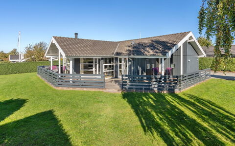 Sylvana - 400M from the Sea: Appartement, Schaduw, Balkon, Stoel, Hek, Buitenmeubels, Aluminium, Kunstgras