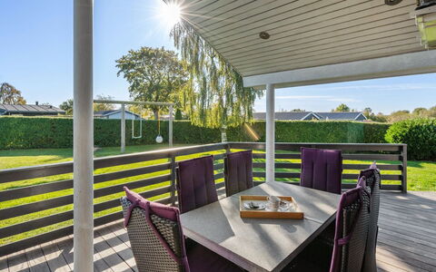 Sylvana - 400M from the Sea: Appartement, Schaduw, Balkon, Stoel, Hek, Buitenmeubels, Aluminium, Kunstgras