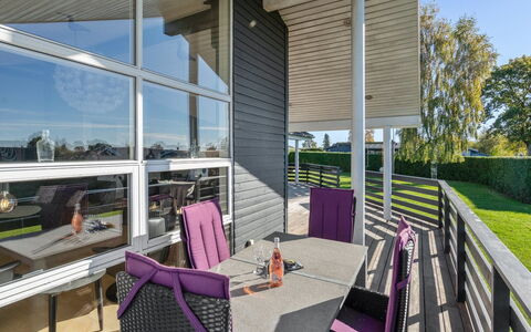 Sylvana - 400M from the Sea: Appartement, Schaduw, Balkon, Stoel, Hek, Buitenmeubels, Aluminium, Kunstgras