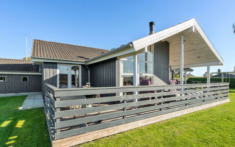 Sylvana - 400M from the Sea: Appartement, Schaduw, Balkon, Stoel, Hek, Buitenmeubels, Aluminium, Kunstgras