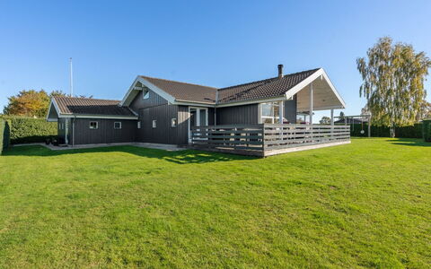 Sylvana - 400M from the Sea: Appartement, Schaduw, Balkon, Stoel, Hek, Buitenmeubels, Aluminium, Kunstgras