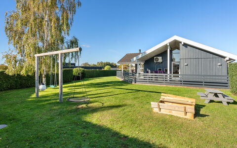 Sylvana - 400M from the Sea: Appartement, Schaduw, Balkon, Stoel, Hek, Buitenmeubels, Aluminium, Kunstgras
