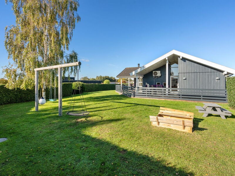 Sylvana - 400M from the Sea