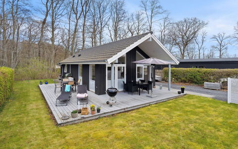 Gunholm - 150M from the Sea: Blauw, Struik, Verblijf, Groundcover, Tuin, Landgoed, Schaduw, Landscaping, Boerderij, Eco Hotel