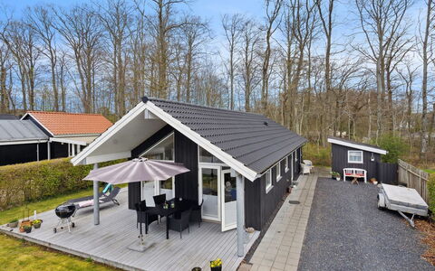 Gunholm - 150M from the Sea: Blauw, Struik, Verblijf, Groundcover, Tuin, Landgoed, Schaduw, Landscaping, Boerderij, Eco Hotel