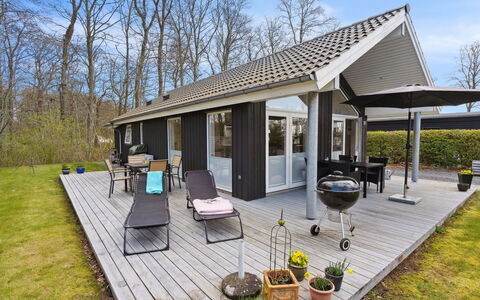 Gunholm - 150M from the Sea: Blauw, Struik, Verblijf, Groundcover, Tuin, Landgoed, Schaduw, Landscaping, Boerderij, Eco Hotel