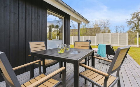 Gunholm - 150M from the Sea: Blauw, Struik, Verblijf, Groundcover, Tuin, Landgoed, Schaduw, Landscaping, Boerderij, Eco Hotel