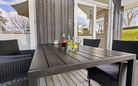 Gunholm - 150M from the Sea: Blauw, Struik, Verblijf, Groundcover, Tuin, Landgoed, Schaduw, Landscaping, Boerderij, Eco Hotel