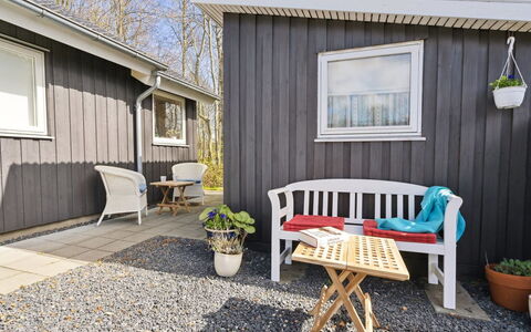 Gunholm - 150M from the Sea: Blauw, Struik, Verblijf, Groundcover, Tuin, Landgoed, Schaduw, Landscaping, Boerderij, Eco Hotel