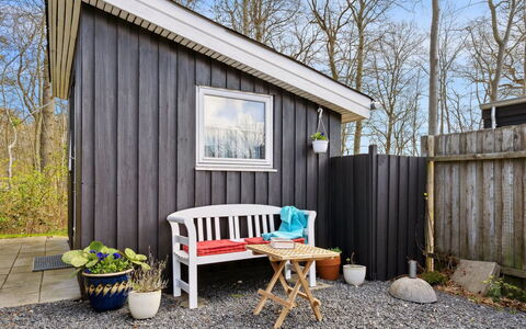 Gunholm - 150M from the Sea: Blauw, Struik, Verblijf, Groundcover, Tuin, Landgoed, Schaduw, Landscaping, Boerderij, Eco Hotel