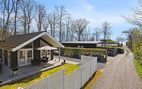 Gunholm - 150M from the Sea: Blauw, Struik, Verblijf, Groundcover, Tuin, Landgoed, Schaduw, Landscaping, Boerderij, Eco Hotel