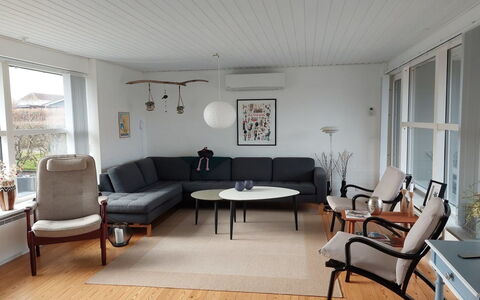 Greth - 500M from the Sea: Meubilair, Flooring, Hout, Verdieping, Interieur Ontwerp, Woonkamer, Huis, Houten Vloer, Kamer, Bankstel