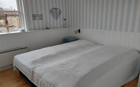 Greth - 500M from the Sea: Slaapkamer, Bed, Bedding, Laken, Interieur Ontwerp, Linens, Meubilair, Verdieping, Flooring, Textiel