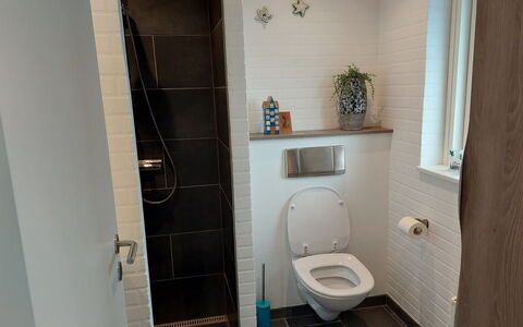Greth - 500M from the Sea: Wc Bril, Badkamer, Toilet, Loodgieterswerkinrichting, Muur, Flooring, Interieur Ontwerp, Verdieping, Loodgieter, Tegel
