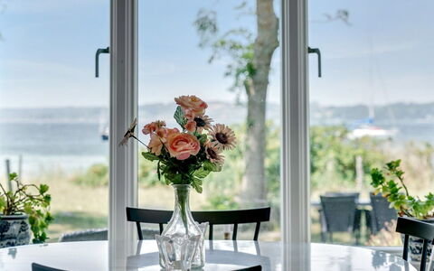 Jeppe - 50M to the Fjord: Meubilair, Interieur Ontwerp, Tafel, Snijbloemen, Bloemisterij, Eetkamer, Stoel, Centerpiece