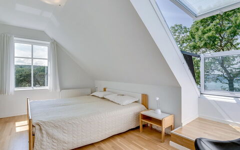 Jeppe - 50M to the Fjord: Interieur Ontwerp, Hout, Plafond, Slaapkamer, Flooring, Bed, Verdieping, Meubilair, Houten Vloer, Verlichting