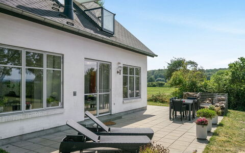 Jeppe - 50M to the Fjord: Huis, Huis, Dak, Verblijf, Woongebied, Landgoed, Deur, Boerderij, Tuin, Buitenmeubels