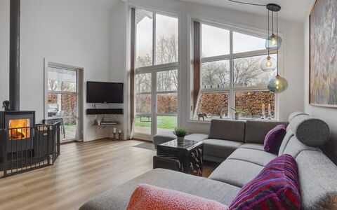 Holmwith - 200M from the Sea: Meubilair, Interieur Ontwerp, Stoel, Flooring, Tafel, Toevlucht, Verdieping, Plafond, Kamer, Eco Hotel