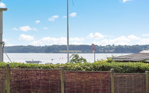 Star - 100M from the Sea: Dak, Huis, Land Lot, Huis, Verblijf, Landgoed, Garden Gebouwen, Schaduw, Blokhut, Landscaping