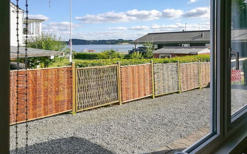 Star - 100M from the Sea: Dak, Huis, Land Lot, Huis, Verblijf, Landgoed, Garden Gebouwen, Schaduw, Blokhut, Landscaping
