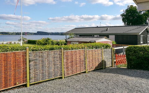 Star - 100M from the Sea: Dak, Huis, Land Lot, Huis, Verblijf, Landgoed, Garden Gebouwen, Schaduw, Blokhut, Landscaping
