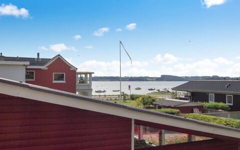 Star - 100M from the Sea: Dak, Huis, Land Lot, Huis, Verblijf, Landgoed, Garden Gebouwen, Schaduw, Blokhut, Landscaping