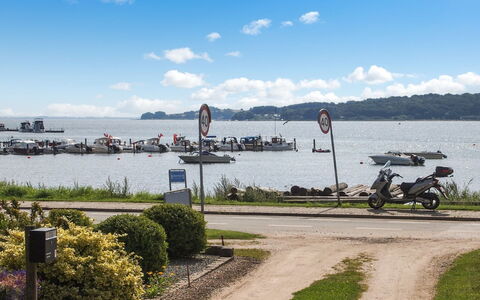 Star - 100M from the Sea: Dak, Huis, Land Lot, Huis, Verblijf, Landgoed, Garden Gebouwen, Schaduw, Blokhut, Landscaping