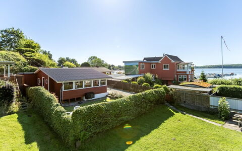 Star - 100M from the Sea: Appartement, Schaduw, Balkon, Stoel, Hek, Buitenmeubels, Aluminium, Kunstgras
